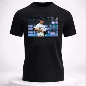 mariners catch ball in shirt